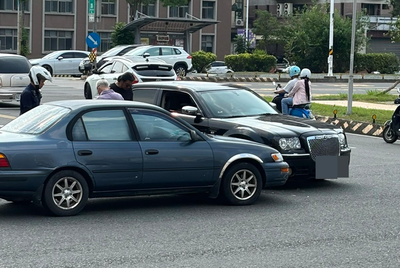 轎車撞千萬賓利？嘉義車禍照引熱議　眼尖網友：是克萊斯勒300C