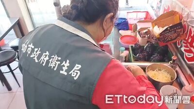 台南知名牛肉湯店「活蟑螂醬汁桶掙扎」！業者致歉、衛生局稽查