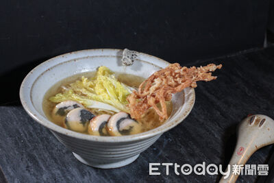 跳脫傳統日式拉麵框架　隱身巷弄的「SOMM&Eacute;」主打法式澄清雞湯