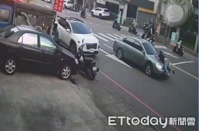 婦被騙130萬超狂親友團當街圍捕　女兒趴引擎蓋...擋時速破百狂車