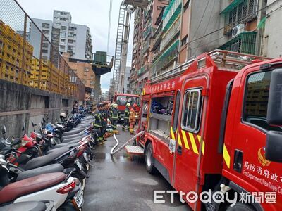 快訊／蘆洲公寓2樓疑遭縱火濃煙竄天　警消緊急疏散19人