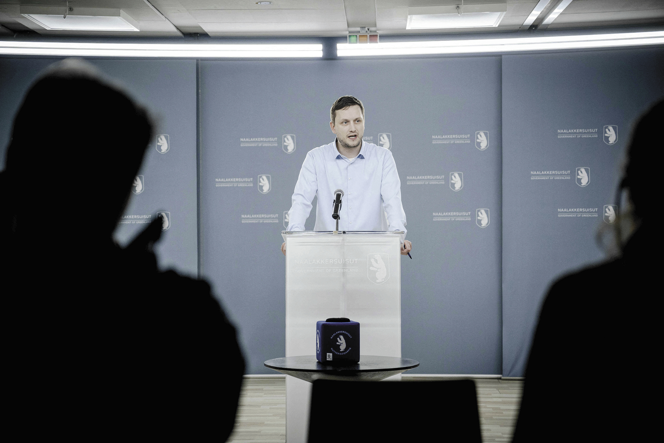 格陵兰岛自治政府总理尼尔森5日在记者会上表示，&ldquo;我们不必恐慌&rdquo;。此前一天，他喊话美国&ldquo;不要再幻想吞并&rdquo;。（视觉中国）