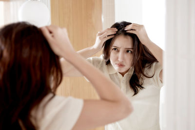 出油旺盛、髮根扁塌成台人頭皮困擾！生髮醫師建議從「洗頭」下手