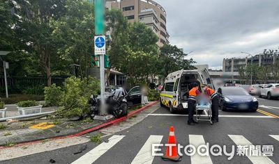 快訊／北市賓士遭擦撞駕駛慌了　踩油門連撞3車！2人送醫