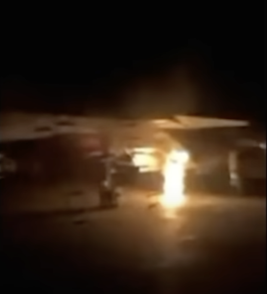 图为乌克兰国防部情报总局发布的视频截图，该机构称两架苏-30战机遭纵火。