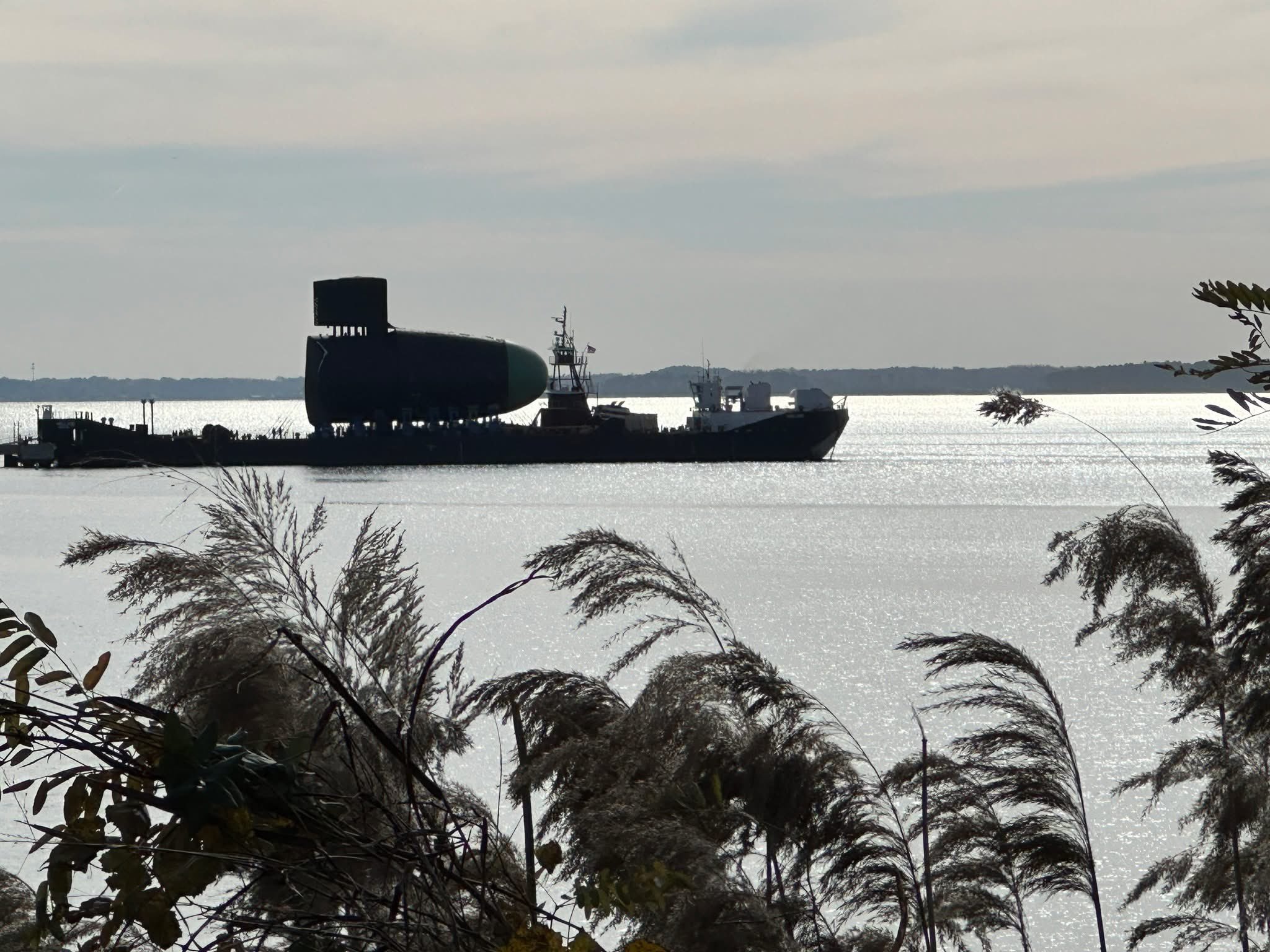 11月18日，一艘装载潜艇艇艏模块的驳船正从纽波特纽斯港出航。