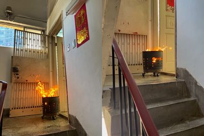 鄰居普渡拜拜「樓梯口燒金紙」！公寓住戶嚇傻：是不是太超過？