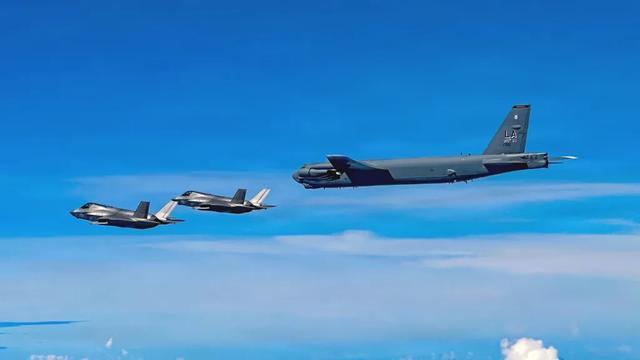 ▲之前在F-35B护卫下出动的B-52H