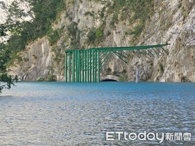 震撼畫面曝！燕子口堰塞湖水位上升　靳珩淹成「水底隧道」