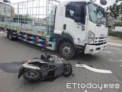 嚇人！女懷孕5月騎車「高速對撞」大貨車　緊急送醫幸母子均安