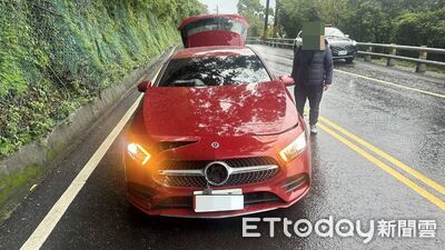 強震後蘇花公路落石砸車！賓士引擎蓋損毀　2女驚魂