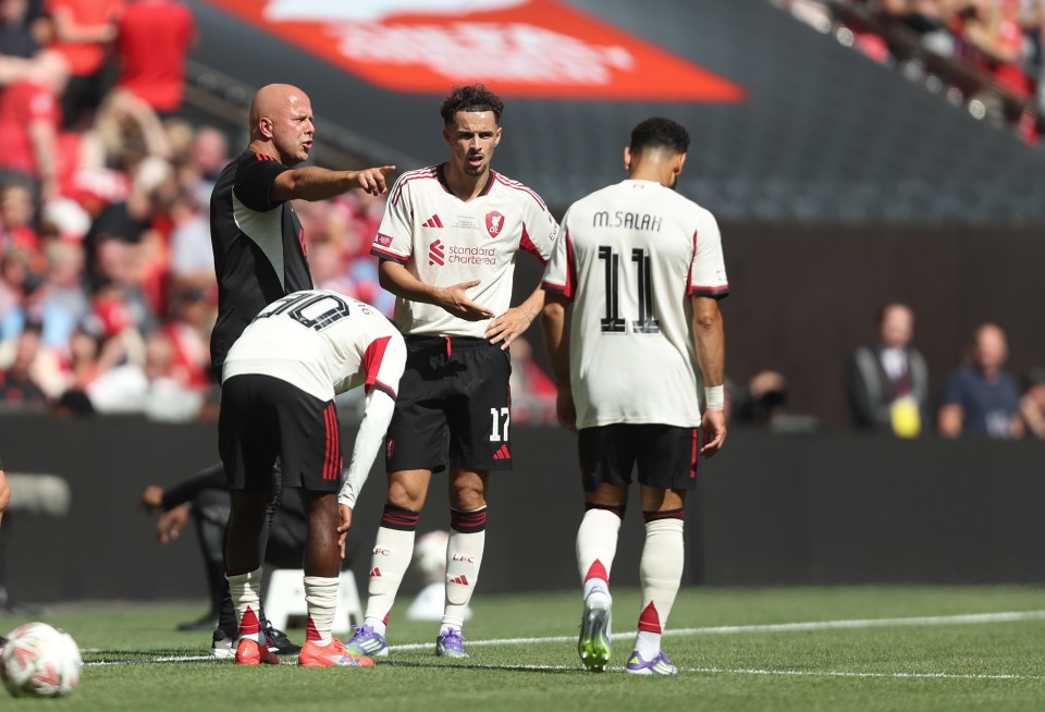 LONDON, ENGLAND - AUGUST 10: Liverpool manager Arne Slot gives instructions to Curtis Jones during the 2025 FA Community Shield match between Crystal Palace and Liverpool at Wembley Stadium on August 10, 2025 in London, England. (Photo by Rob Newell - CameraSport via Getty Images)