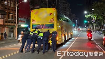 高雄遊覽車拋錨擋路口！8警「人力拖吊」解圍　超狂推移畫面曝