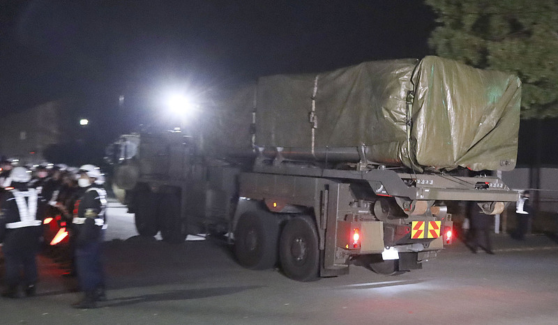 △当地时间3月9日，一辆搭载远程导弹发射器的日本陆上自卫队车辆抵达健军驻屯地。