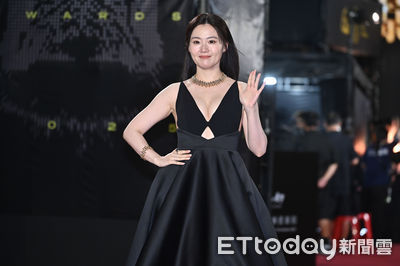 金鐘獎／楊小黎深V開到底！　「挖空炸傲人上胸」事業線看光