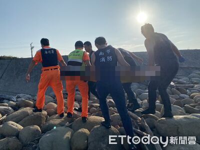 快訊／台南曾文溪口今晨發現男性浮屍！　警消赴現場打撈