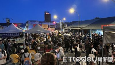 最暖中秋！光復車站前變迷你小夜市　吊車超人斜槓烤香腸爆人潮