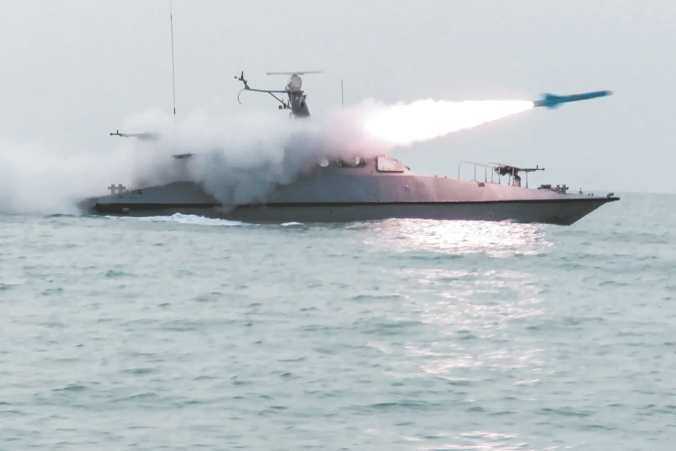 2月16日发布的照片显示，伊朗军方在波斯湾举行的联合演习中，一艘快艇发射导弹。（视觉中国）