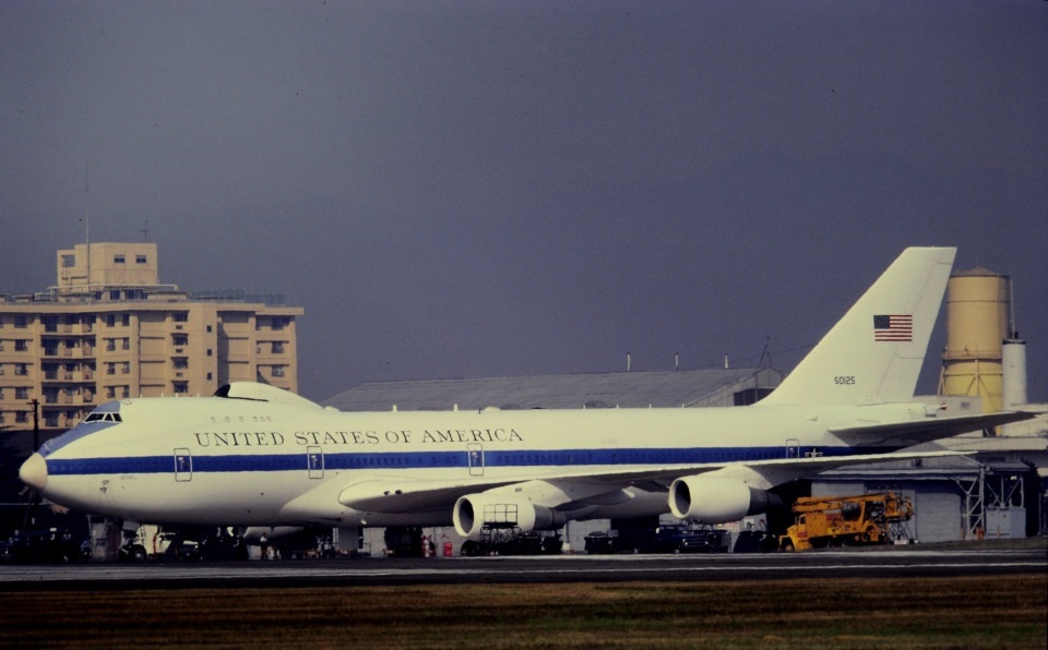 E-4A（上图）与E-4B（下图），机头二层部分后上方的天线罩是其最明显的外观区部 社交媒体