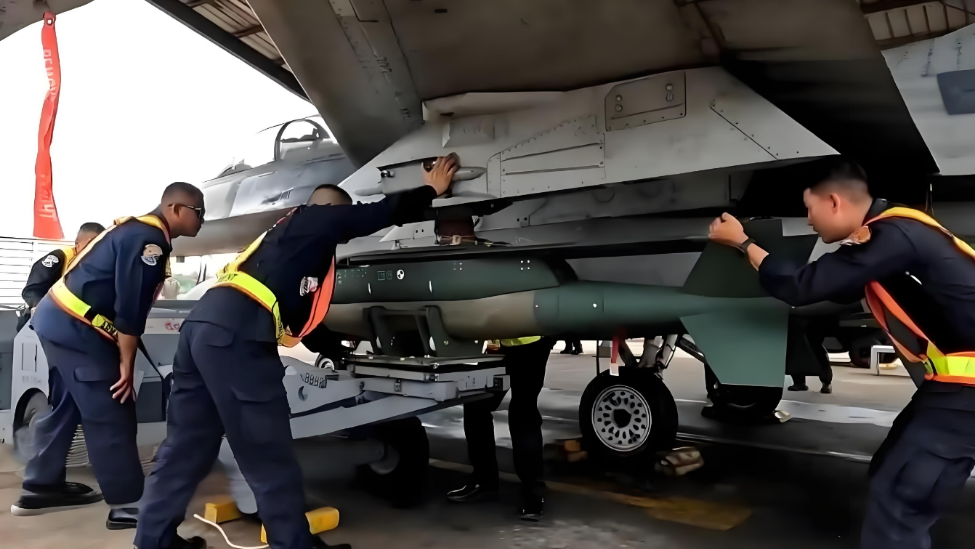 图为泰国空军正在为F-16战机挂载精确制导弹药，这款弹药由韩国提供的卫星导航滑翔炸弹套件与泰国空军军械署生产的MK-82航空炸弹相结合，可以滑翔并精准打击约100公里范围内的目标。