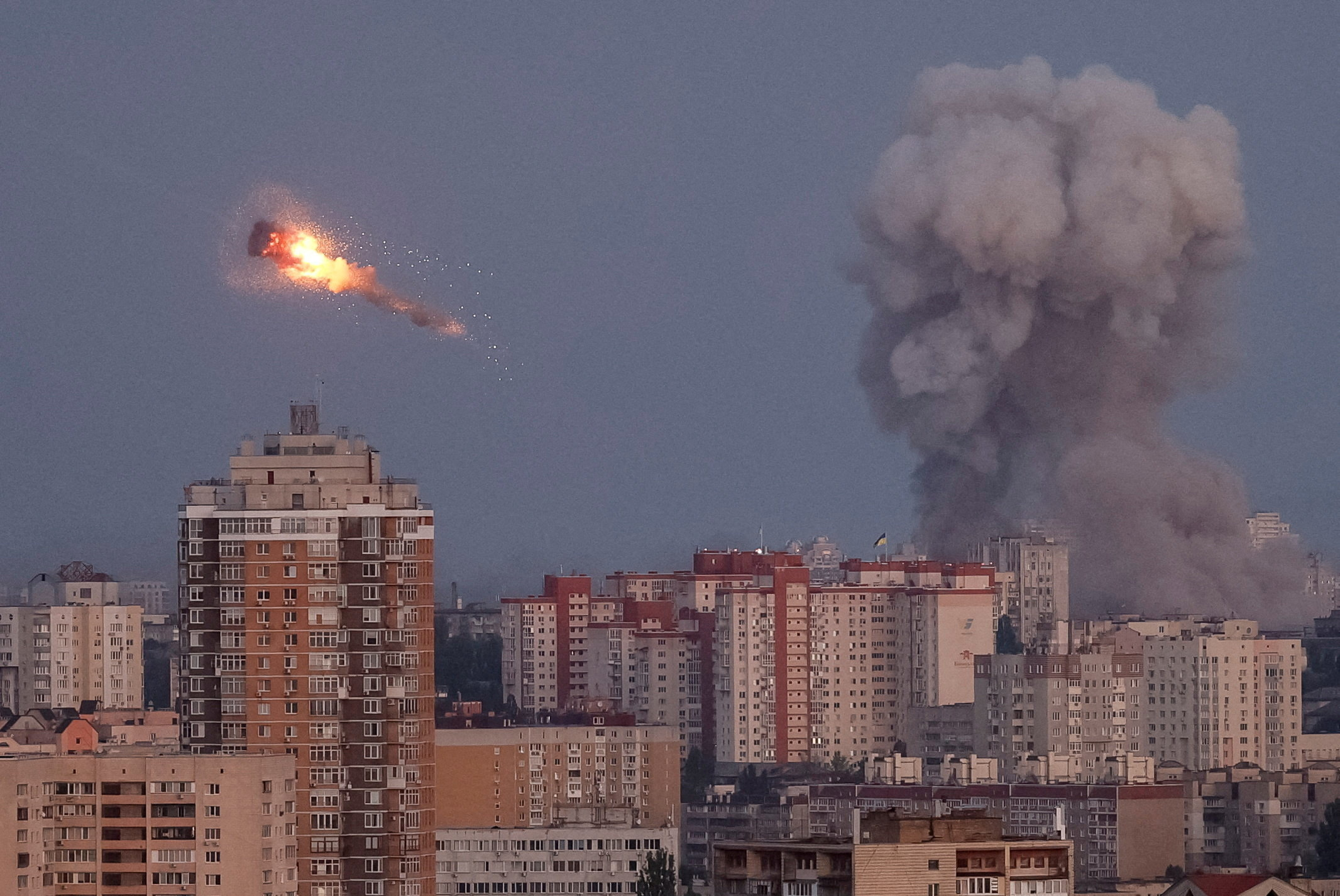 Ukrainian servicemen shoot down a Russian missile as smoke rises from the city during a Russian missile strike, amid Russia's attack on Ukraine, in Kyiv, Ukraine September 7, 2025. REUTERS/Gleb Garanich