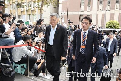 全程站立聽判！柯文哲聽到一審17年「表情瞬間凝重」又微笑