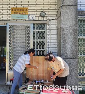 台東利稻派出所成充電站！路斷停電4天　村民拿手機、照明排隊