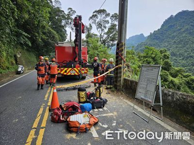 快訊／北宜18K大貨車翻落山谷　警消垂降25米「找不到駕駛」