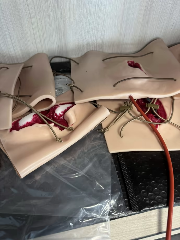 乌克兰教育和科技部部长利索维当地时间16日贴出&ldquo;新版乌克兰国防课程&rdquo;所用教材图片。