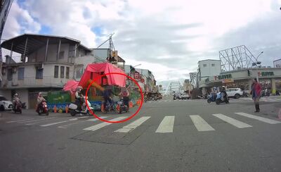 阿嬤超強！闖紅燈撞腳踏車「神奇平衡」沒摔車　催油門跑了