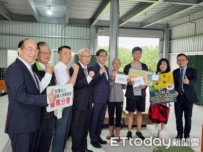 丹娜絲重創南台！法務部長送慰問金　陪更生、馨生家庭重建家園