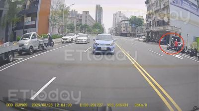 獨／強勢執法畫面曝！高雄警跨2車道壓雙黃　急追行人沒走斑馬線