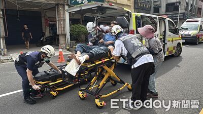 高雄透天厝竄濃煙！切割鐵捲門火花引發氣爆　1人燒燙傷送醫