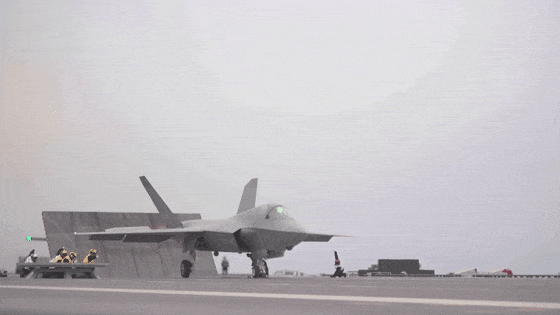 福建舰弹射歼-35