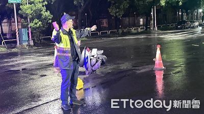 高雄颱風天大雨「人孔蓋跑了」！　婦機車龍頭卡洞口慘摔