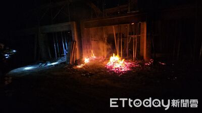 馬公市建案工地火警！「板模燃燒」畫面曝　消防到場灌水搶救