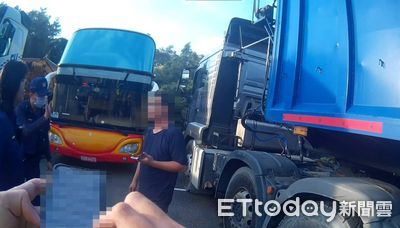 大貨車沒掛大牌還違停！心虛狂逃15公里　吃10張罰單恐噴25萬