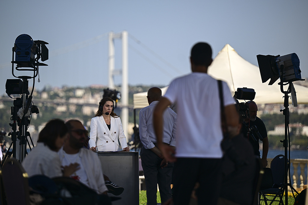 7月23日，俄罗斯和乌克兰代表团在土耳其伊斯坦布尔彻拉安宫举行第三次谈判。图为媒体记者在现场准备直播。（视觉中国）