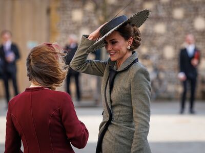 凱特王妃遇大風攪局　手壓帽子防出糗