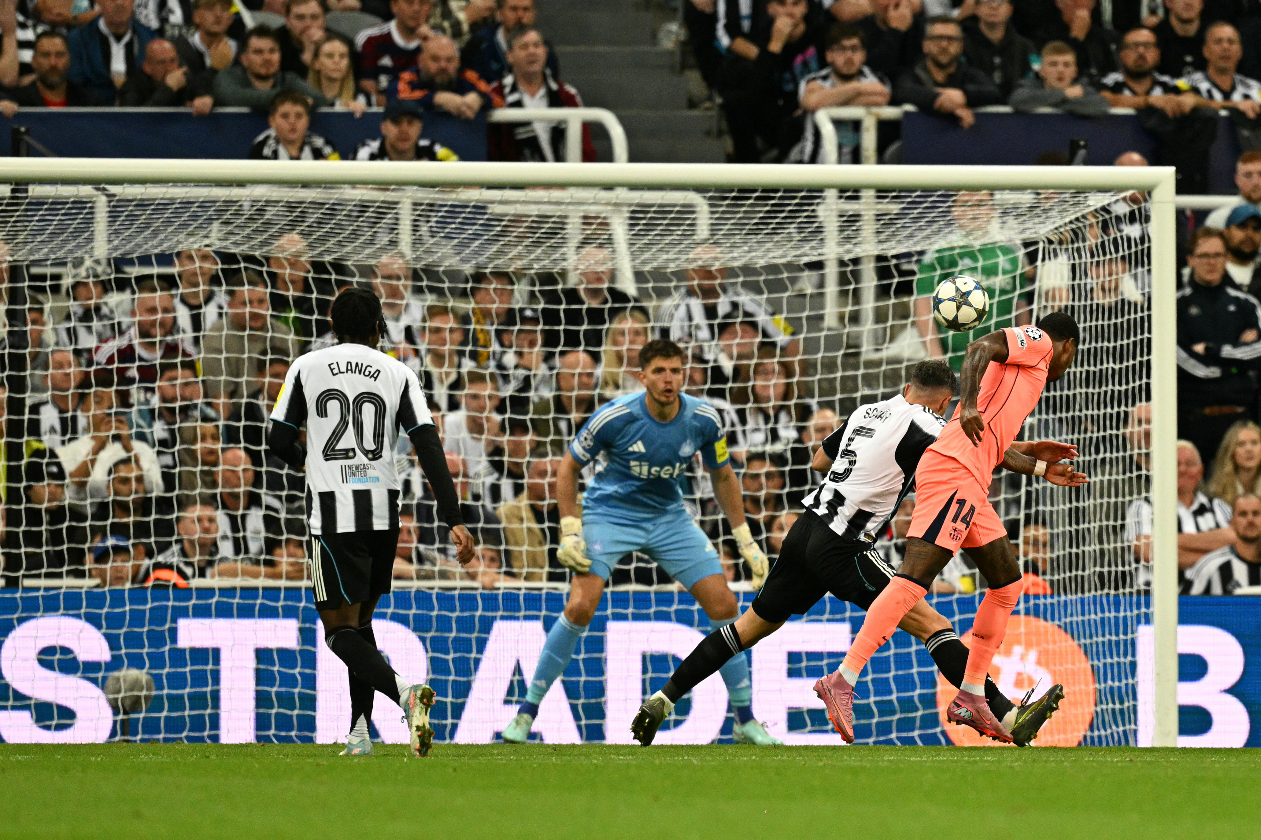 TOPSHOT - Barcelona's British forward #14 Marcus Rashford (R) heads the ball to score his team's first goal during the UEFA Champions League first round football match between Newcastle United FC and FC Barcelona at St James' Park in Newcastle, on September 18, 2025. (Photo by Oli SCARFF / AFP)