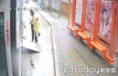 新北身障婦雨中爬行搭公車　超暖司機抱她上下車&hellip;全車乘客感動