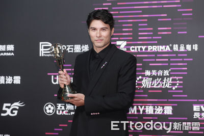 金鐘時尚／網友票選鳳小岳紅毯最帥！LV西裝「一亮點」超會穿　阿Ken也上榜