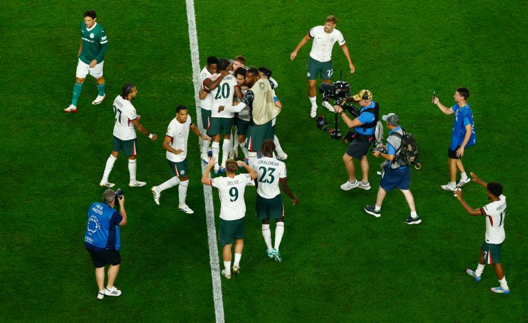 Soccer Football - FIFA Club World Cup - Quarter Final - Palmeiras v Chelsea - Lincoln Financial Field, Philadelphia, Pennsylvania, U.S. - July 4, 2025 Chelsea players celebrate after the match REUTERS/Susana Vera