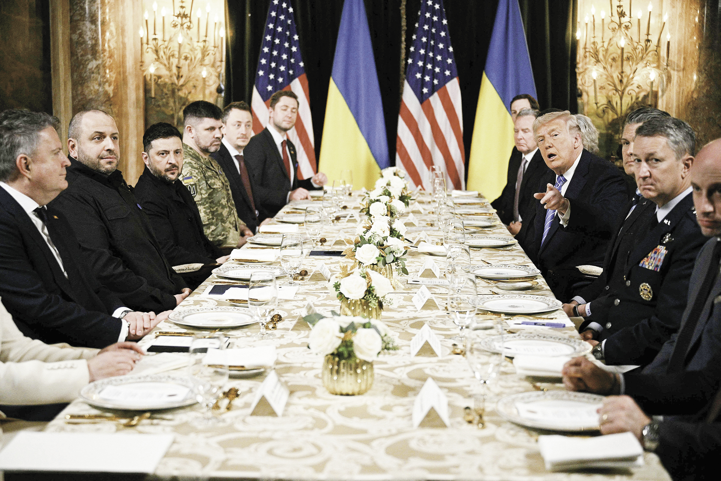 12月28日，美国佛罗里达州海湖庄园，美国总统特朗普和乌克兰总统泽连斯基及两国高官举行会谈。（视觉中国）