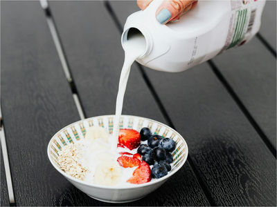 喝牛奶易長痘痘？營養師：會不會冒痘是因人而異