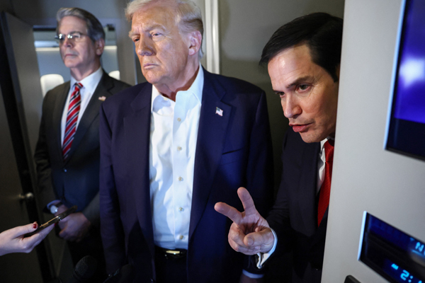 美国总统特朗普乘坐空军一号，国务卿鲁比奥和财政部长贝森特随行。