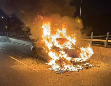 引擎故障停路邊「瞬間起火」恐怖火球畫面曝　駕駛跳車逃生