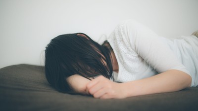 醉衝旅館嘿咻太激烈！2人滾下床她撞斷2門牙　正妹告性侵被打臉