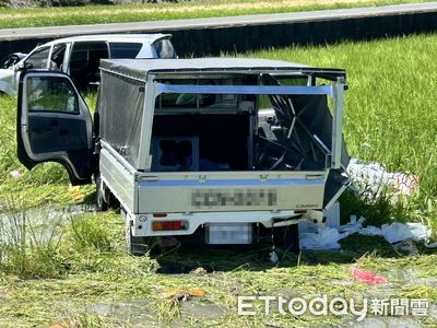 鬼月「驚悚」畫面！葬儀車與貨車對決衝田中　金紙灑滿天全嚇壞
