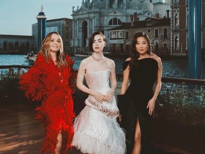 《艾蜜莉在巴黎》宣傳行宛如時裝秀　莉莉柯林斯蕾絲睡衣風吸睛